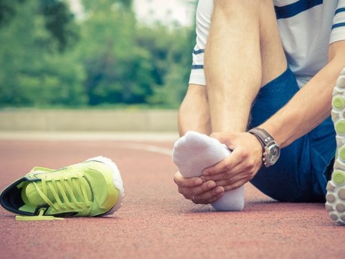 Giày đá bóng đau chân: Nguyên nhân và cách khắc phục